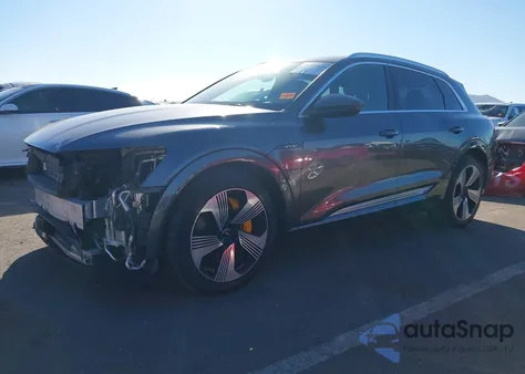 2019 Audi E-Tron Premium Plus z USA, uszkodzony, nr VIN WA1VAAGE1KB008281